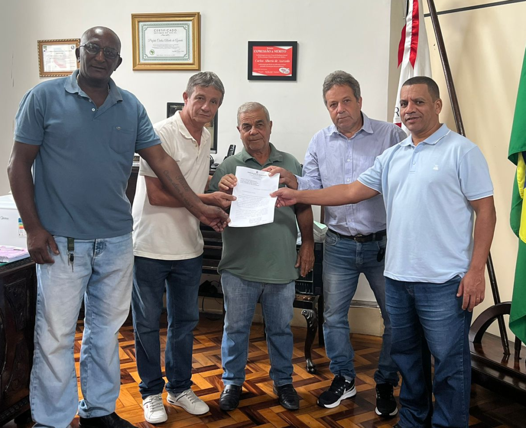 Na foto, os vereadores Tião da Van, Nilton Novaes, Flávio Faria, Valdir da Banda e o prefeito Betinho se reúnem para realizar devolução